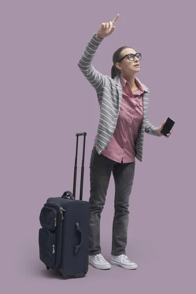 Mulher Viajando Sozinha Ela Está Segurando Smartphone Chamando Táxi — Fotografia de Stock