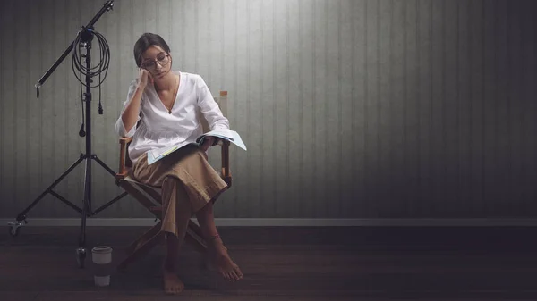 Konzentrierte Professionelle Schauspielerin Die Auf Dem Regiestuhl Sitzt Und Ein — Stockfoto