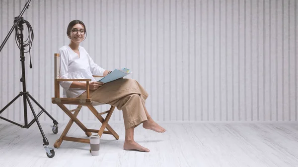 Joven Actriz Sonriente Sentada Silla Del Director Leyendo Guion Obra — Foto de Stock