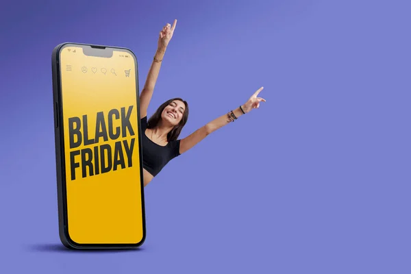 Чорна Ятниця Продаж Реклами Смартфоні Щасливий Клієнт Святкування Піднятими Обіймами — стокове фото