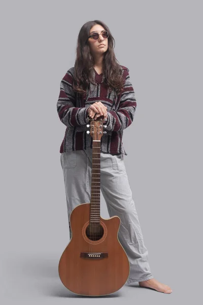 Junge Hippie Frau Steht Und Hält Ihre Akustikgitarre Ganzkörperporträt — Stockfoto