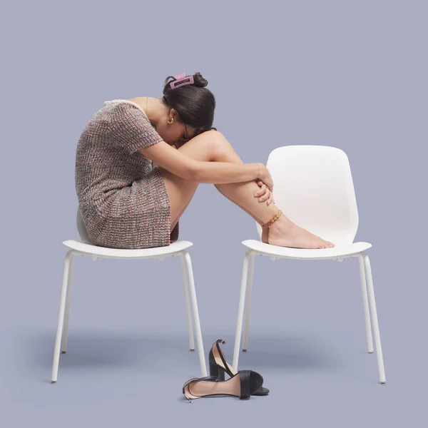 疲惫不堪的女商人坐在椅子上 双脚朝上休息 — 图库照片