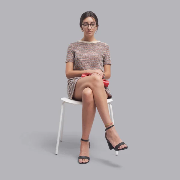 Mujer Elegante Sentada Una Silla Esperando Una Entrevista Trabajo — Foto de Stock