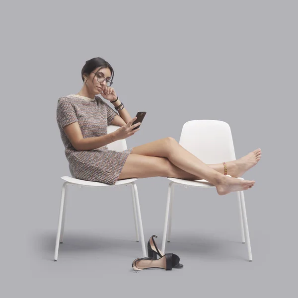 Ayakları Bekleme Odasında Oturan Kaba Bir Kadın Akıllı Telefonuyla Iletişim — Stok fotoğraf