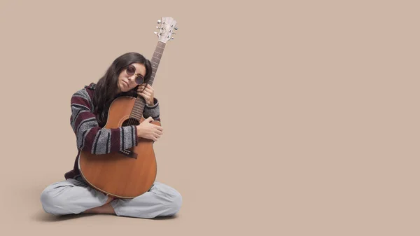 Stylowa Hipis Kobieta Siedzi Nogami Skrzyżowane Trzyma Akustyczne Gitara Muzyka — Zdjęcie stockowe