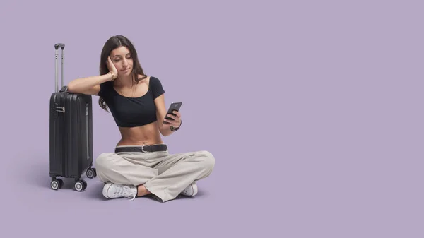 Femme Voyageuse Connectée Son Smartphone Elle Est Assise Prend Une — Photo