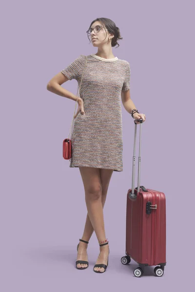 Elegant Ung Kvinna Reser Ensam Med Vagn Väska Turism Och — Stockfoto