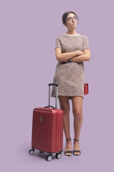 Элегантная Молодая Женщина Путешествующая Одиночку Чехлом Тролли Туризм Концепция Путешествий — стоковое фото