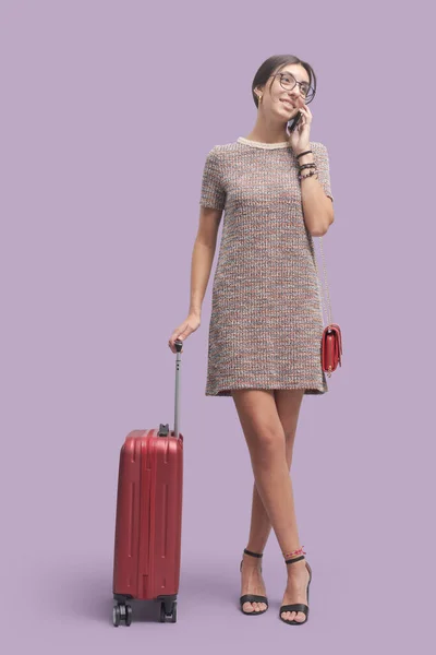 Mulher Viajante Elegante Usando Smartphone Ela Está Tendo Telefonema — Fotografia de Stock