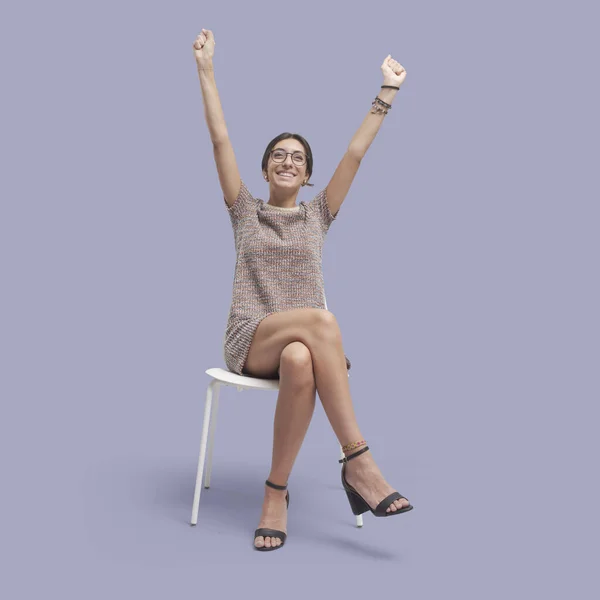 Mulher Alegre Sentada Uma Cadeira Celebrando Com Braços Levantados — Fotografia de Stock
