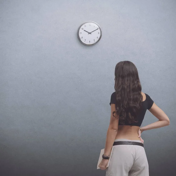 Mujer Joven Mirando Reloj Pared Comprobando Hora Vista Trasera Espacio —  Fotos de Stock