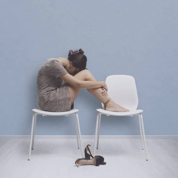 Εξαντλημένη Νεαρή Γυναίκα Ξαπλωμένη Καρέκλες Στην Αίθουσα Αναμονής Περιμένει Συνέντευξη — Φωτογραφία Αρχείου