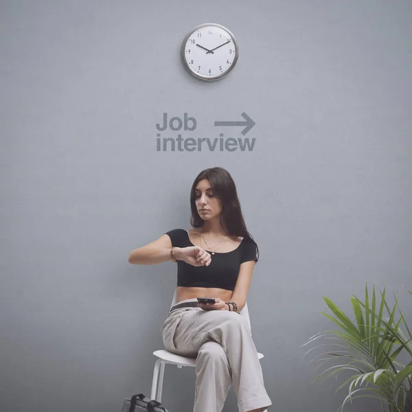 Mladá Znuděná Studentka Sedící Židli Čekající Pracovní Pohovor Kontroluje Čas — Stock fotografie