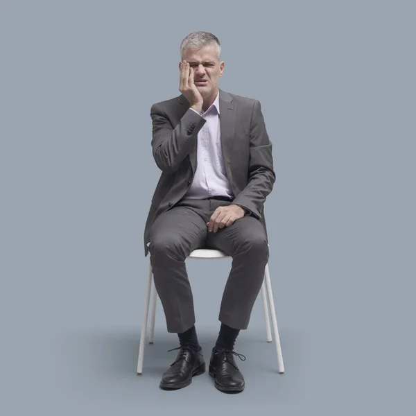 Άνθρωπος Που Κάθεται Μια Καρέκλα Και Αγγίζει Μάγουλό Του Έχει — Φωτογραφία Αρχείου