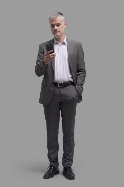 Бизнесмен Подключается Онлайн Использует Приложения Своем Смартфоне Полноразмерный Портрет — стоковое фото