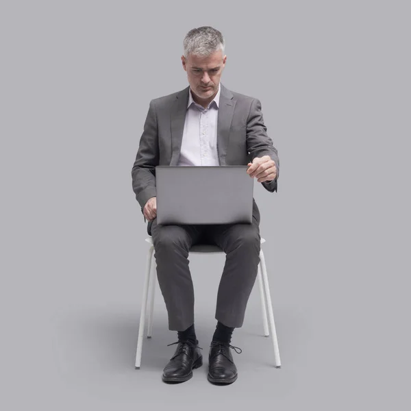 Επιχειρηματίας Που Κάθεται Καρέκλα Και Συνδέεται Laptop Του — Φωτογραφία Αρχείου