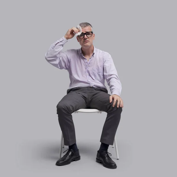 Homem Emocionalmente Estressado Sentado Uma Cadeira Suando Sua Camisa Está — Fotografia de Stock