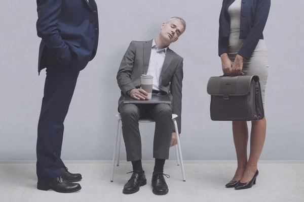 Homem Negócios Cansado Dormindo Uma Cadeira Escritório Ele Preguiçoso Improdutivo — Fotografia de Stock