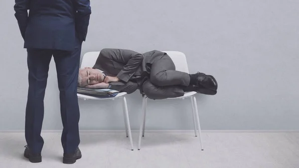 Yorgun Tembel Adamı Sandalyeye Uzanıp Uyuyor Patronu Ona Bakıyor — Stok fotoğraf