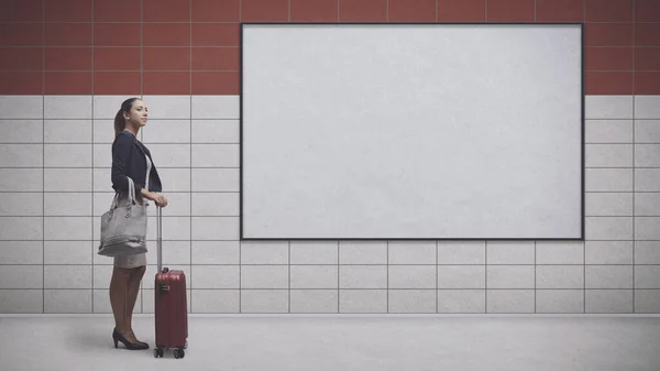 Reisende Geschäftsfrau Wartet Der Bahn Station Und Leeres Werbeschild Transport — Stockfoto