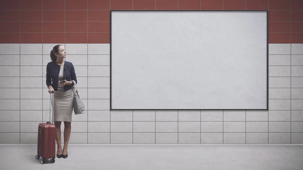 Viajando Mujer Negocios Esperando Estación Metro Signo Comercial Blanco Transporte —  Fotos de Stock