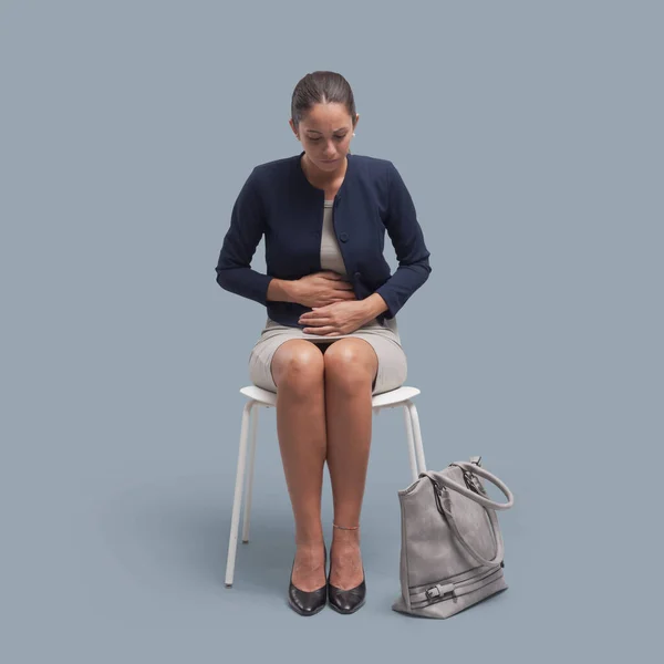 Joven Mujer Negocios Sentada Tocando Estómago Ella Está Teniendo Dolor — Foto de Stock