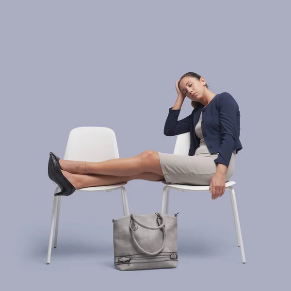 Junge Elegante Geschäftsfrau Sitzt Auf Einem Stuhl Und Schläft — Stockfoto