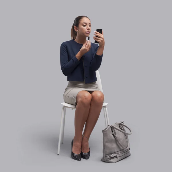 Junge Geschäftsfrau Die Ihr Make Mit Ihrem Smartphone Als Spiegel — Stockfoto
