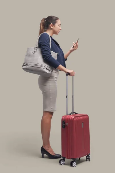 Young Businesswoman Traveling Using Smartphone She Booking Services Tickets Online — Stock Photo, Image