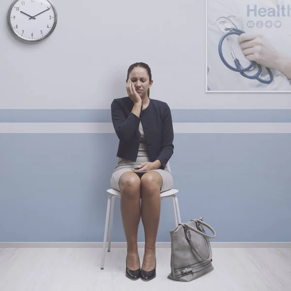 Paciente Sentada Sala Espera Clínica Dental Duele Mucho Muela — Foto de Stock