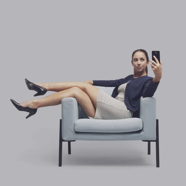 Empresária Sentada Com Pernas Para Cima Tirando Selfies Com Seu — Fotografia de Stock