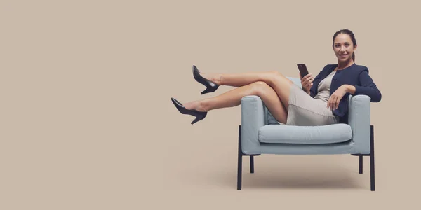 Selbstbewusste Junge Geschäftsfrau Sitzt Mit Erhobenen Füßen Auf Einem Stuhl — Stockfoto