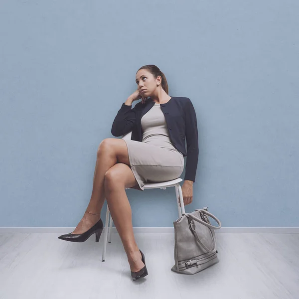 Mujer Joven Aburrida Sentada Una Silla Esperando Una Entrevista Trabajo —  Fotos de Stock