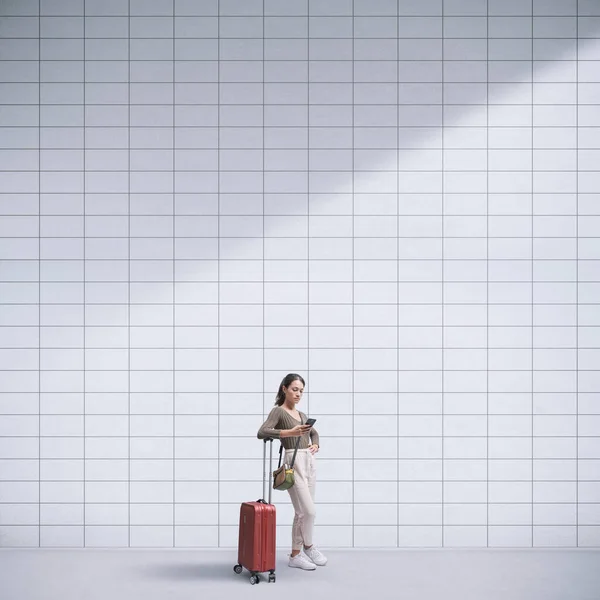 Young Woman Traveling Alone She Waiting Metro Subway Station Connecting — Stock Photo, Image