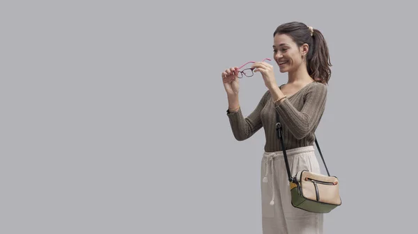 Mujer Joven Feliz Pie Sosteniendo Gafas Cuidado Los Ojos Concepto —  Fotos de Stock