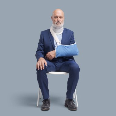 Boyunluk takan yaralı bir hasta, kol askısı, sağlık sigortası ve ilaç konsepti kırılmış.
