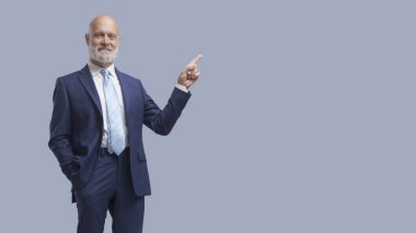 Güvenilir güler yüzlü yönetici iş tavsiyesi veriyor.