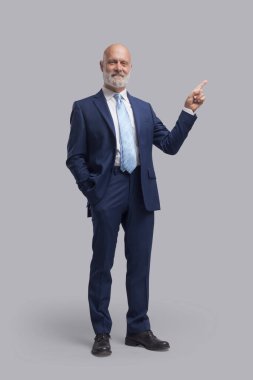 Güvenilir güler yüzlü yönetici iş tavsiyesi veriyor.