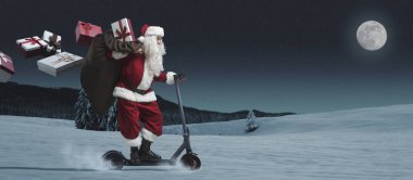 Çağdaş Noel Baba çevre dostu elektrikli scooter sürüyor ve Noel hediyeleri dağıtıyor, arka planda kışın manzarası var.