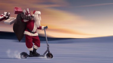 Çağdaş Noel Baba çevre dostu elektrikli scooter sürüyor ve Noel hediyeleri dağıtıyor, arka planda kışın manzarası var.