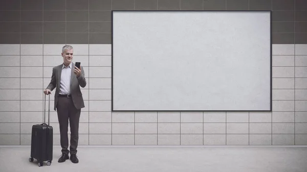 Viajando Hombre Negocios Esperando Estación Metro Signo Comercial Blanco Viaje — Foto de Stock