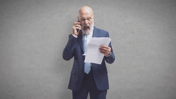 Cliente Irritado Segurando Contas Serviços Públicos Caros Ele Está Chamando — Fotografia de Stock