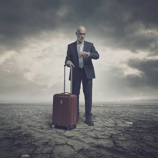 Empresário Corporativo Esperando Verificando Tempo Ele Está Viajando Por Uma — Fotografia de Stock