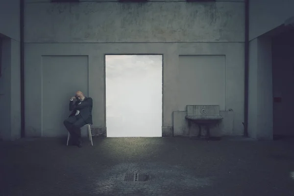 Kıdemli Adam Işığa Açılan Kapının Yanında Uyuyor Bilinmeyen Konseptin Ötesinde — Stok fotoğraf