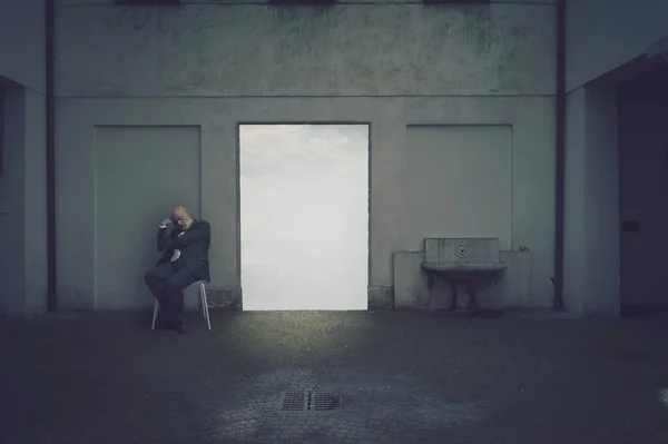 Hombre Mayor Durmiendo Lado Una Puerta Luz Más Allá Concepto — Foto de Stock