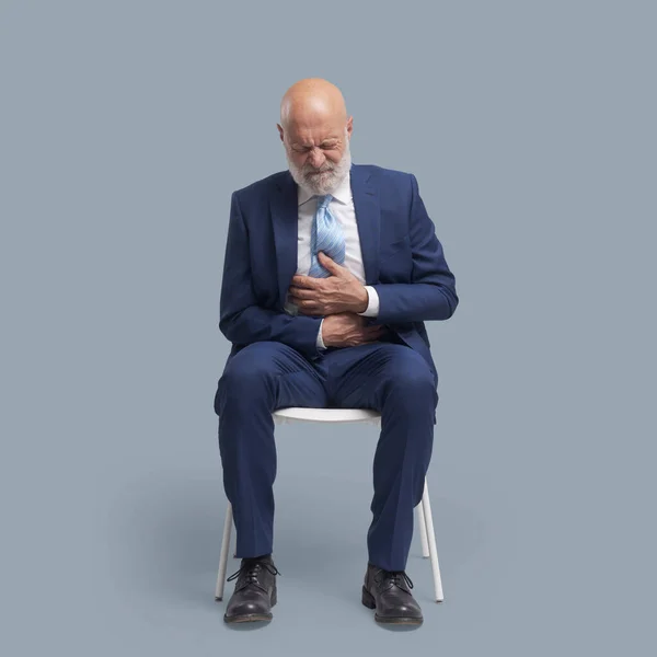 Älterer Mann Sitzt Auf Einem Stuhl Und Hat Schlechte Bauchschmerzen — Stockfoto