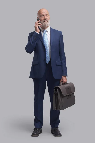 Корпоративний Бізнесмен Має Телефонний Дзвінок Смартфоном — стокове фото
