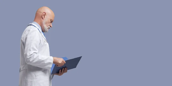 Médico Profesional Revisando Las Historias Clínicas Del Paciente Medicina Concepto —  Fotos de Stock