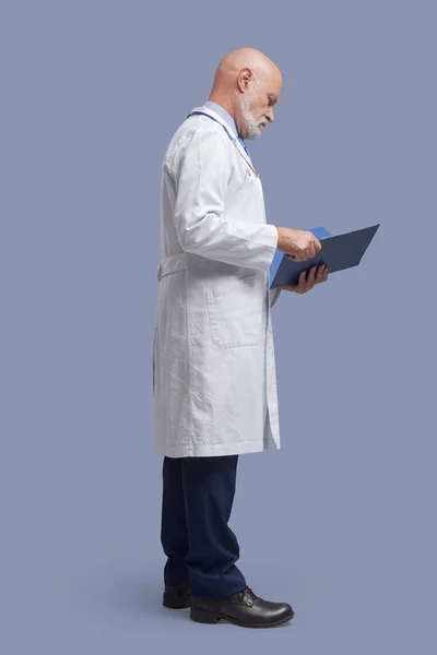 Profesyonel Doktor Hastanın Tıbbi Kayıtlarını Ilaçlarını Sağlık Durumunu Kontrol Ediyor — Stok fotoğraf