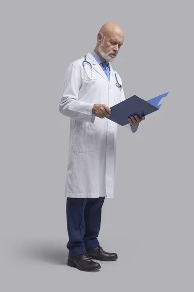 Profesjonalny Lekarz Sprawdzający Dokumentację Medyczną Pacjenta Koncepcję Leku Opieki Zdrowotnej — Zdjęcie stockowe